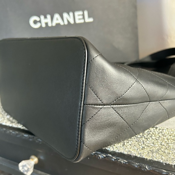 CHANEL (26P) LARGE Shopping Bag Black Calfskin & Gold-Tone Metal - Picture 9 of 17